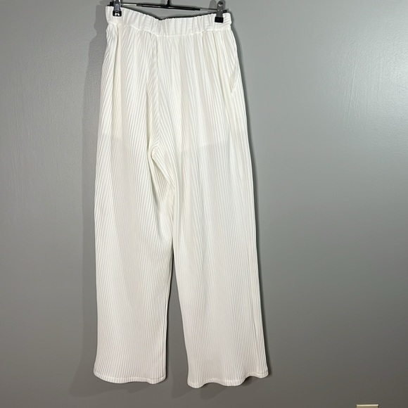 Le Lis Collection Ivory Ultra Wide Leg Pleated Trouser - Picture 2 of 4